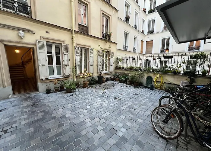 Apartment Proche Sacre Coeur 18 *